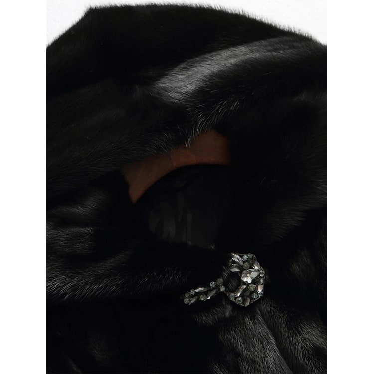 Cappotto donna caldo ed elegante per l'inverno, in lussuosa pelliccia sintetica con cappuccio e chiusura gioiello.