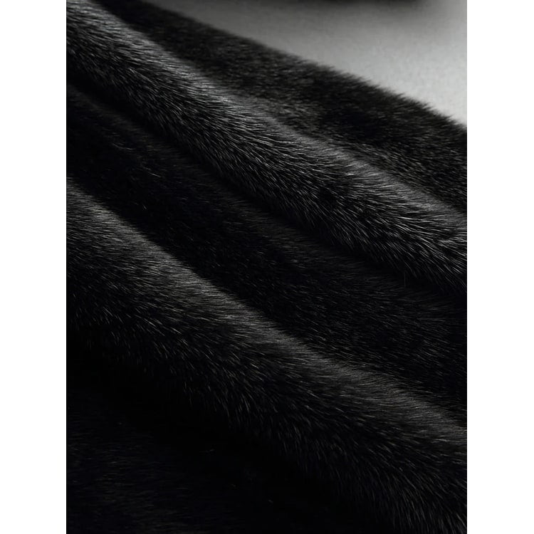 Moda donna: cappotto lussuoso in pelliccia sintetica con cappuccio foderato, chiusura gioiello. Perfetto per l'inverno.