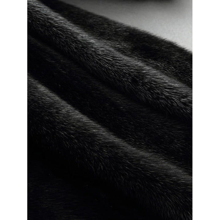 Moda donna: cappotto lussuoso in pelliccia sintetica con cappuccio foderato, chiusura gioiello. Perfetto per l'inverno.