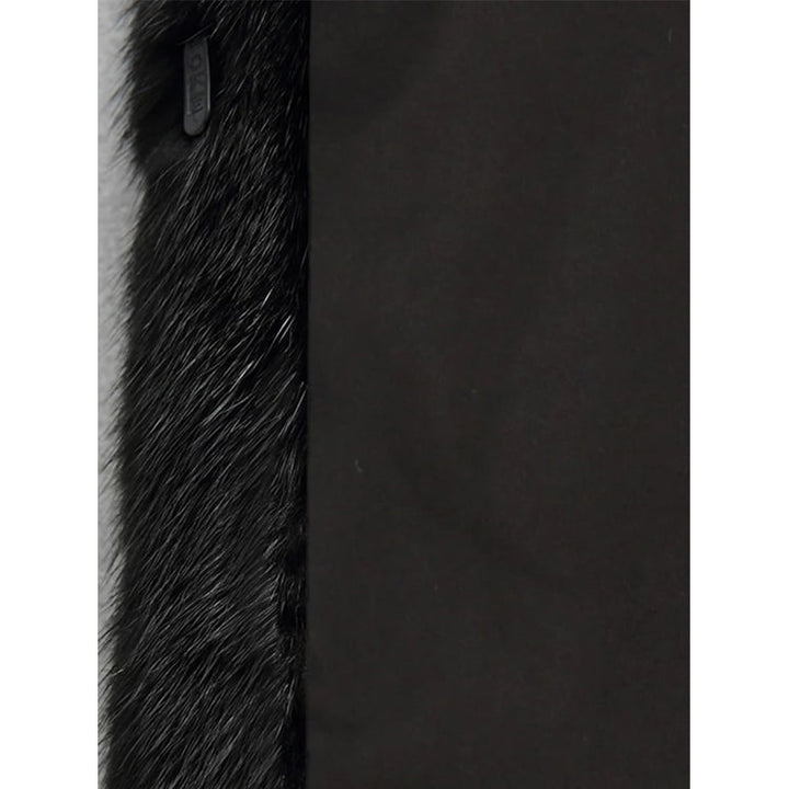 Cappotto donna lussuoso in pelliccia sintetica con cappuccio ampio e chiusura a gioiello. Ideale per un look chic invernale.