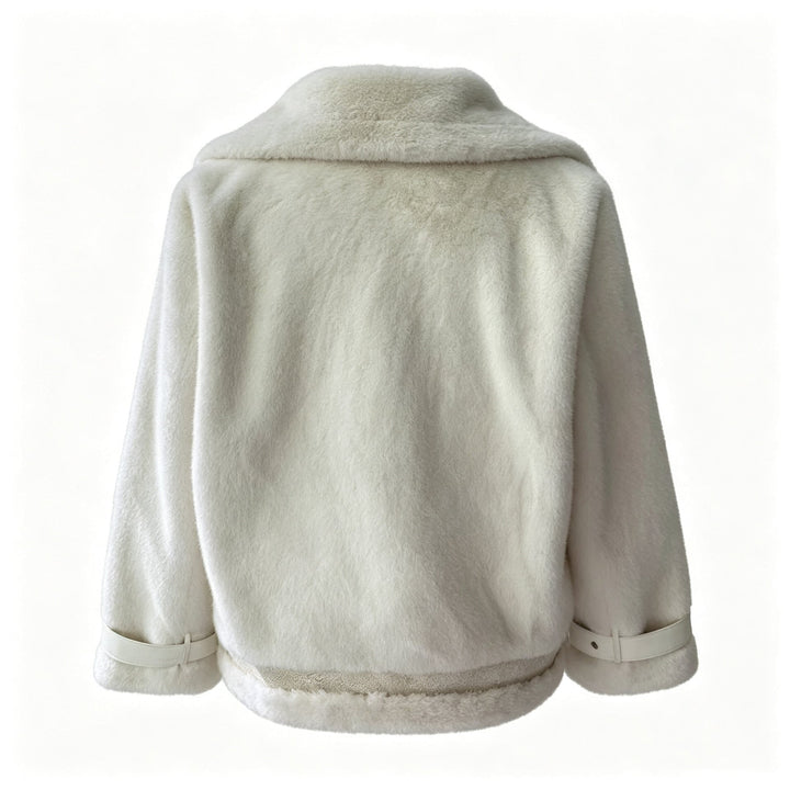 Capospalla donna invernale elegante con ampi revers e dettagli a contrasto. Giacca calda per outfit chic.