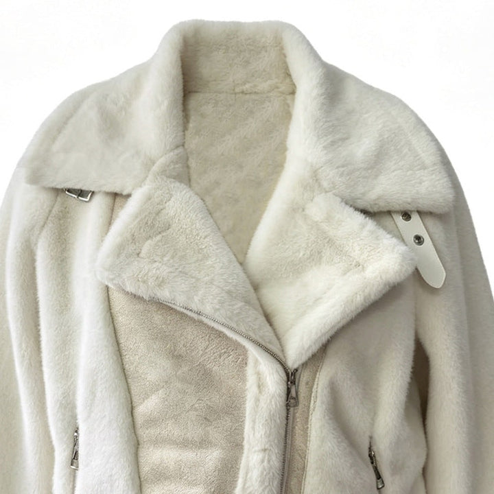 Giacca donna calda stile aviator con ampi revers e bordi a contrasto. Ideale per moda inverno casual elegante.