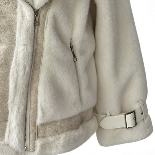 Elegante giacca donna calda con revers ampi e finiture scure a contrasto. Essenziale per look inverno chic.