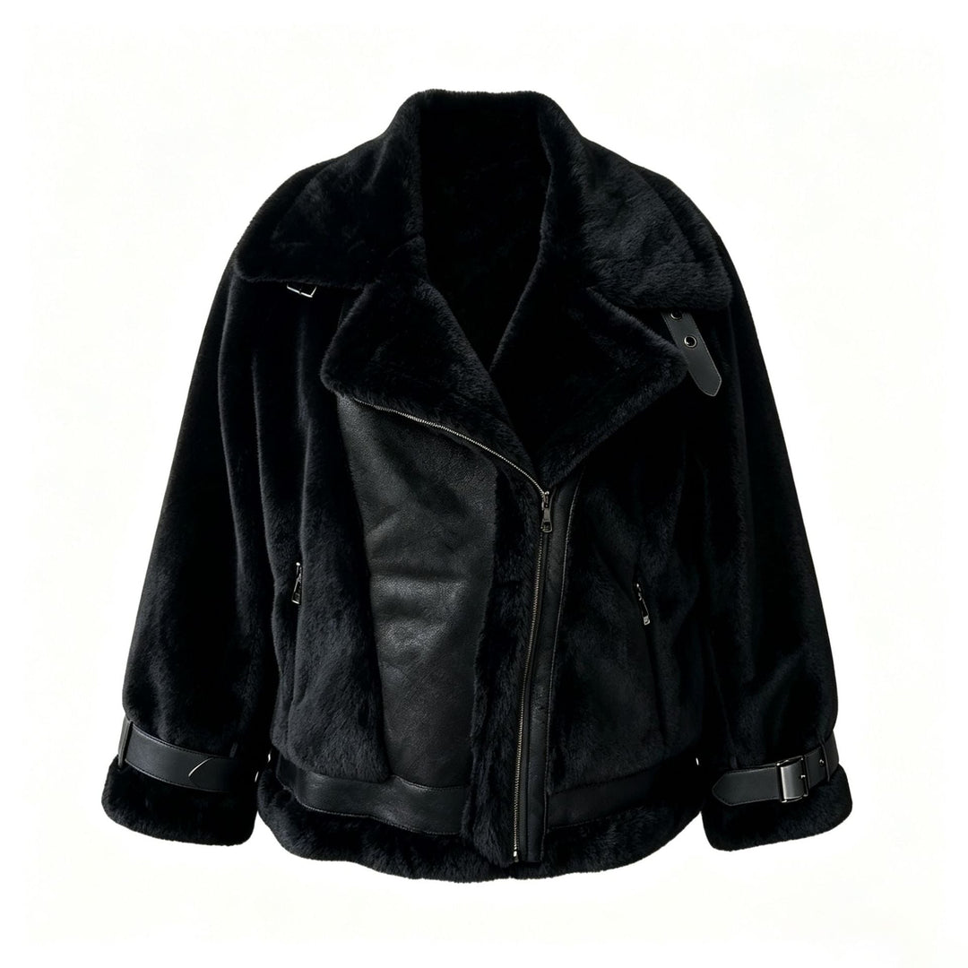 Giacca da donna invernale, calda e chic, con revers ampi e finiture a contrasto. Un capospalla versatile.