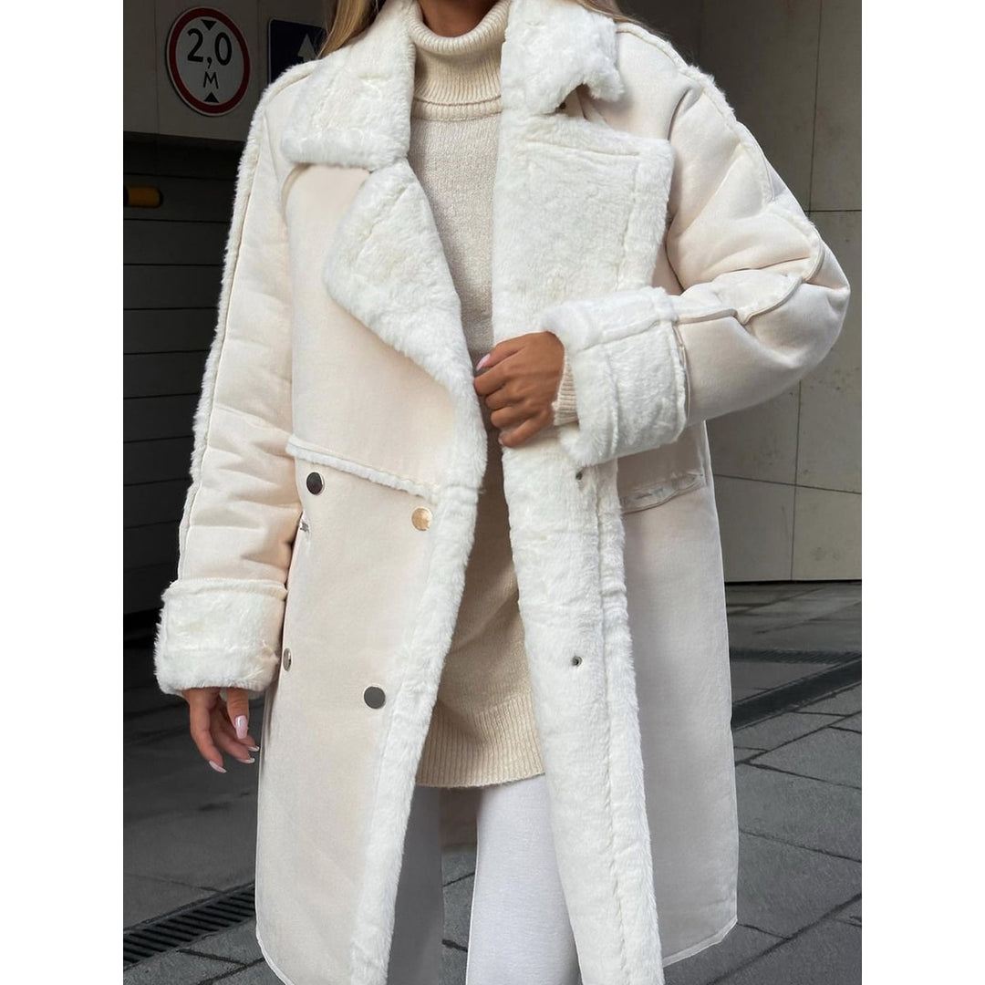 Cappotto donna invernale lungo doppiopetto, elegante e caldo per un look sofisticato. Perfetto capospalla moda.