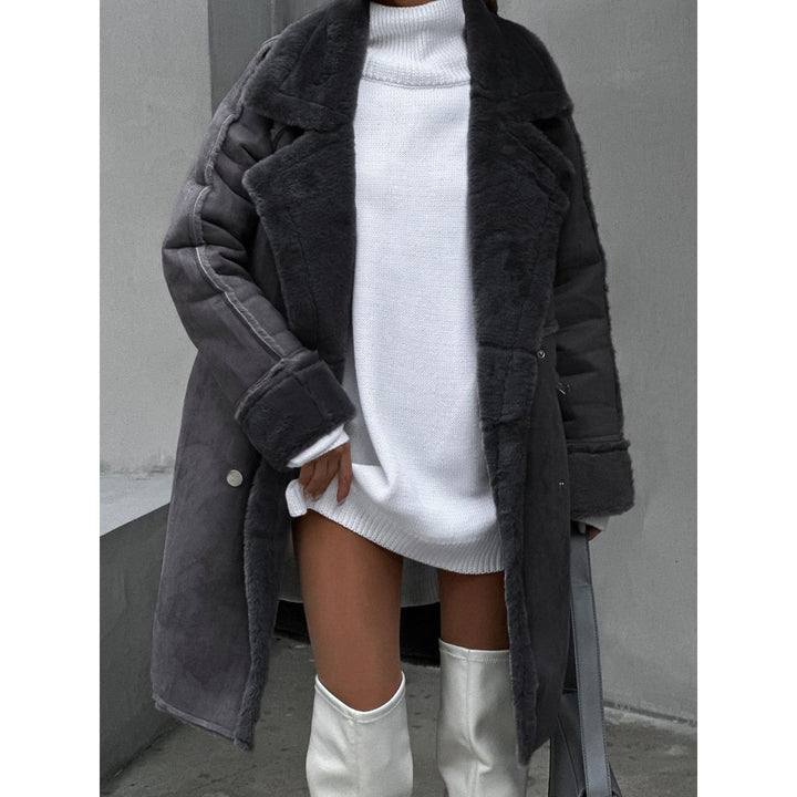 Elegante cappotto donna lungo doppiopetto, ideale per outfit invernali. Capospalla versatile della nuova collezione.