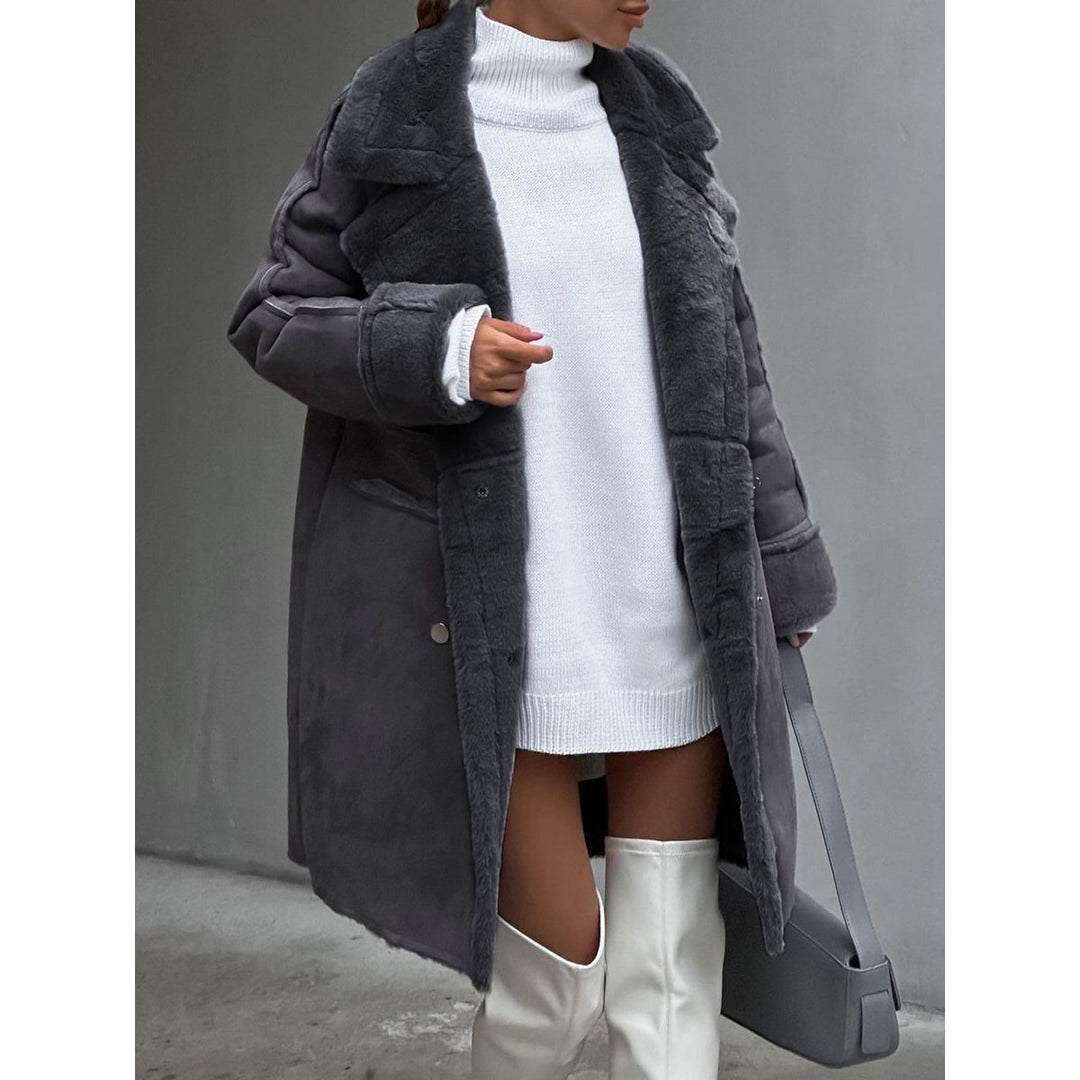 Caldo cappotto invernale donna lungo, chiusura doppiopetto. Perfetto per la moda donna elegante e protettiva.