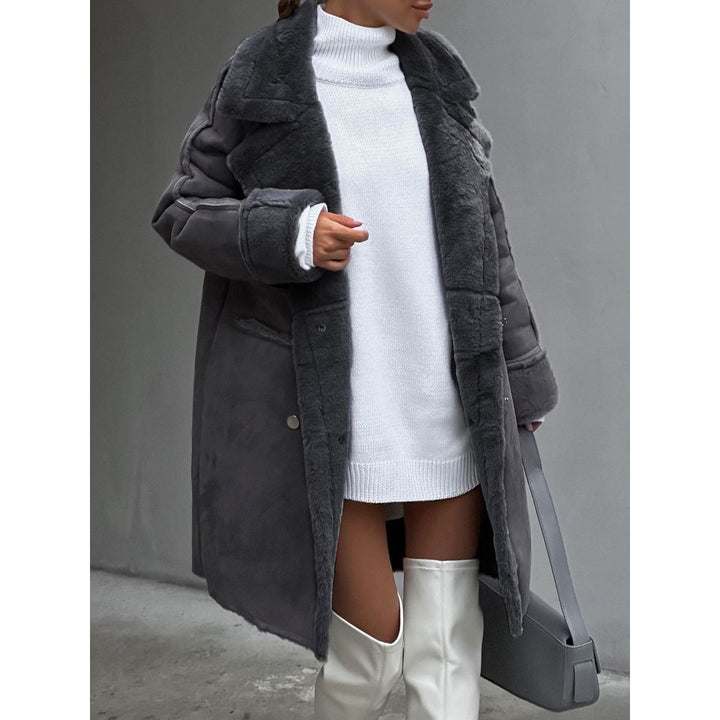 Caldo cappotto invernale donna lungo, chiusura doppiopetto. Perfetto per la moda donna elegante e protettiva.