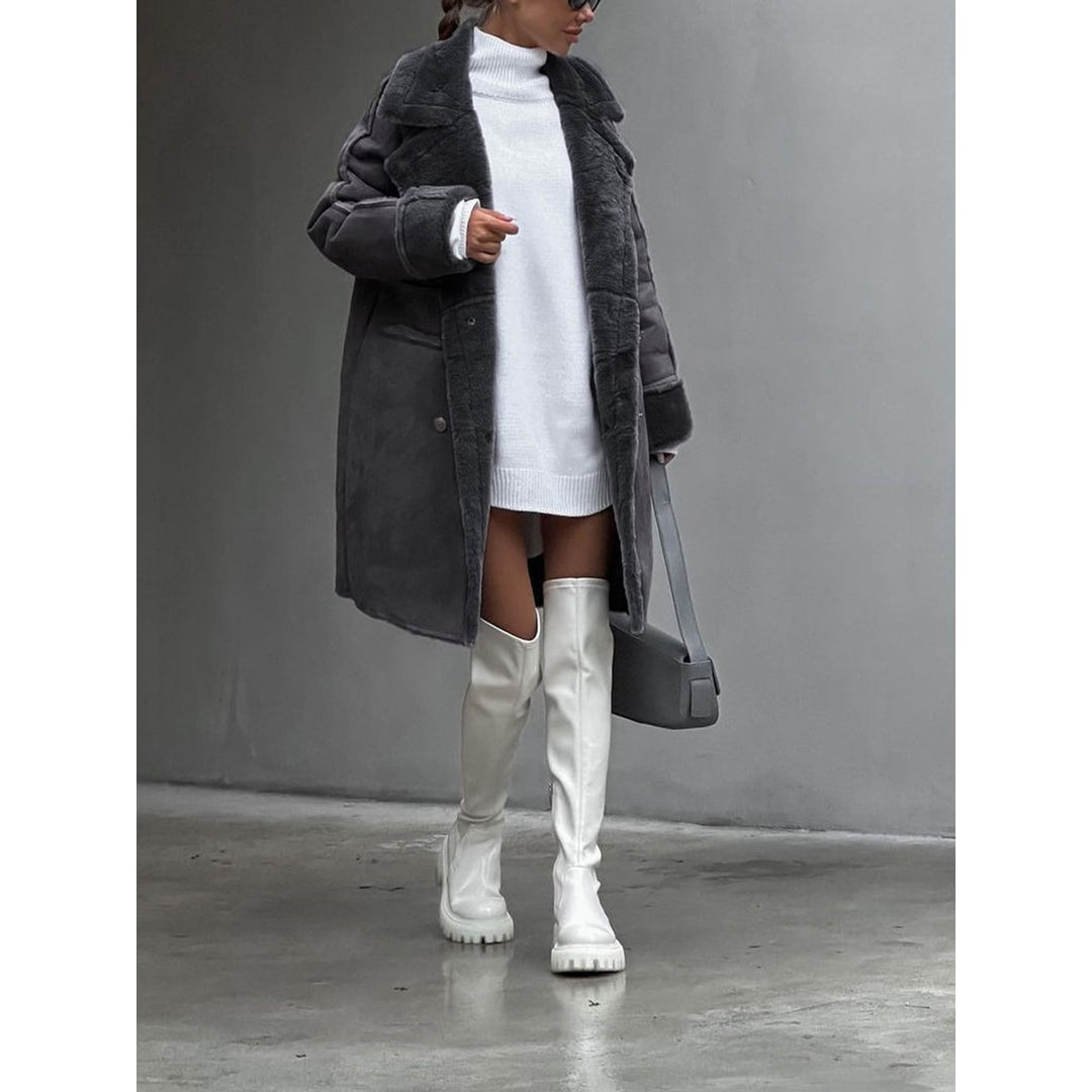 Cappotto donna lungo con design doppiopetto, stile elegante per l'inverno. Un capospalla caldo e di tendenza.