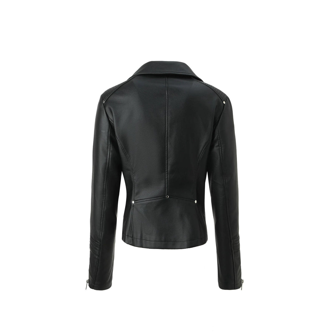 Elegante giacca biker donna, design asimmetrico e dettagli trapuntati sulle spalle. Perfetta per moda urbana.