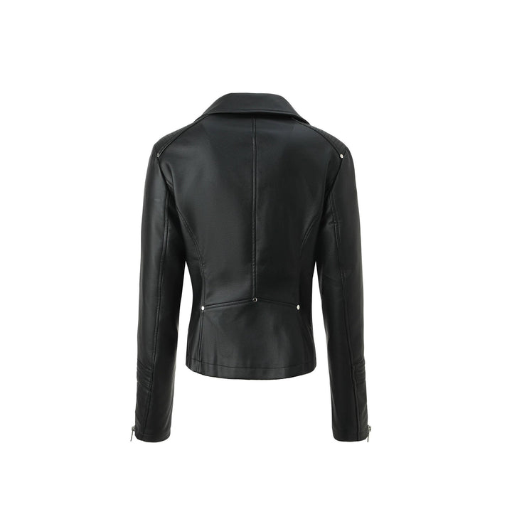 Elegante giacca biker donna, design asimmetrico e dettagli trapuntati sulle spalle. Perfetta per moda urbana.