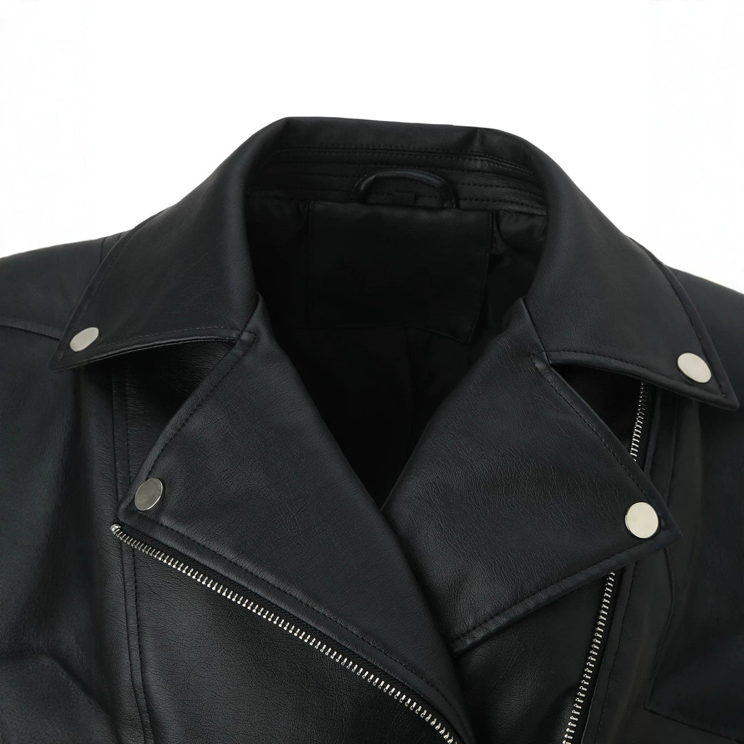 Giacca donna stile biker, zip obliqua e spalle trapuntate per comfort e look rock. Capo spalla versatile.