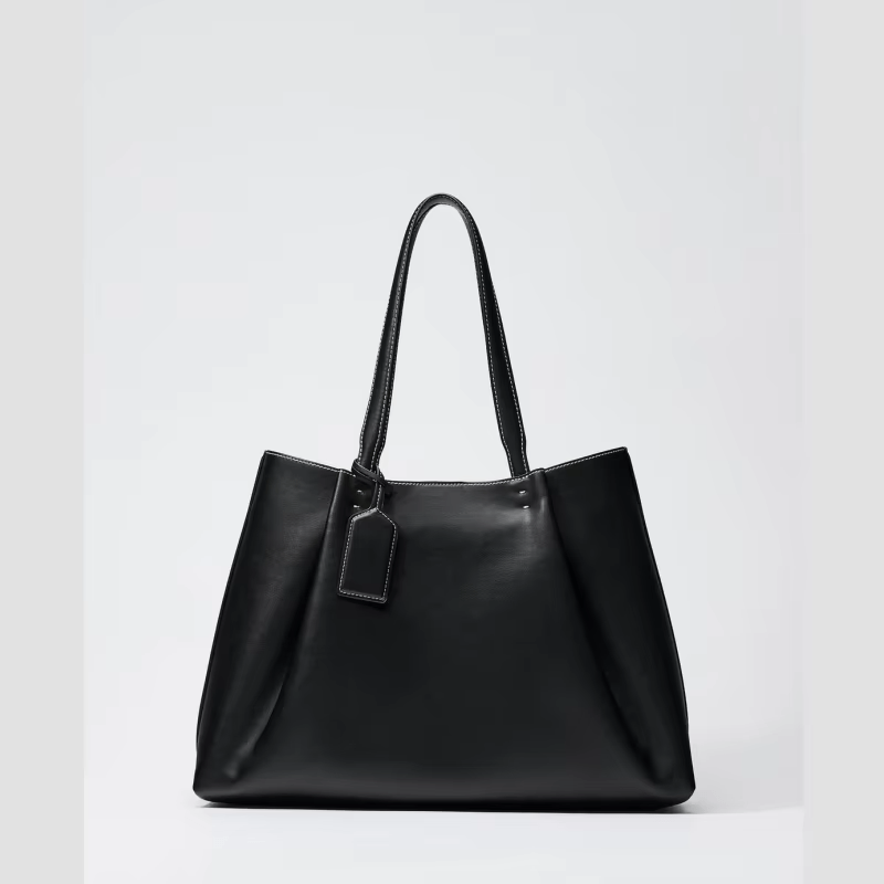 Borsa tote donna in ecopelle con tracolla e cuciture a contrasto, accessorio elegante e versatile per ogni outfit.