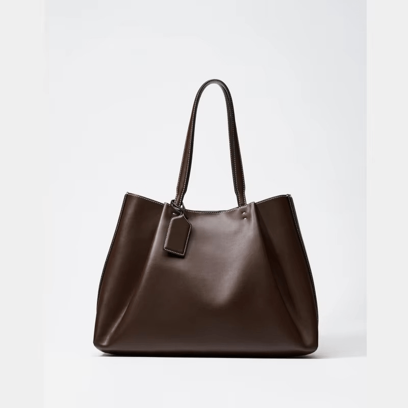 Elegante borsa tote da donna in ecopelle, con tracolla regolabile e cuciture decorative per un look di moda.