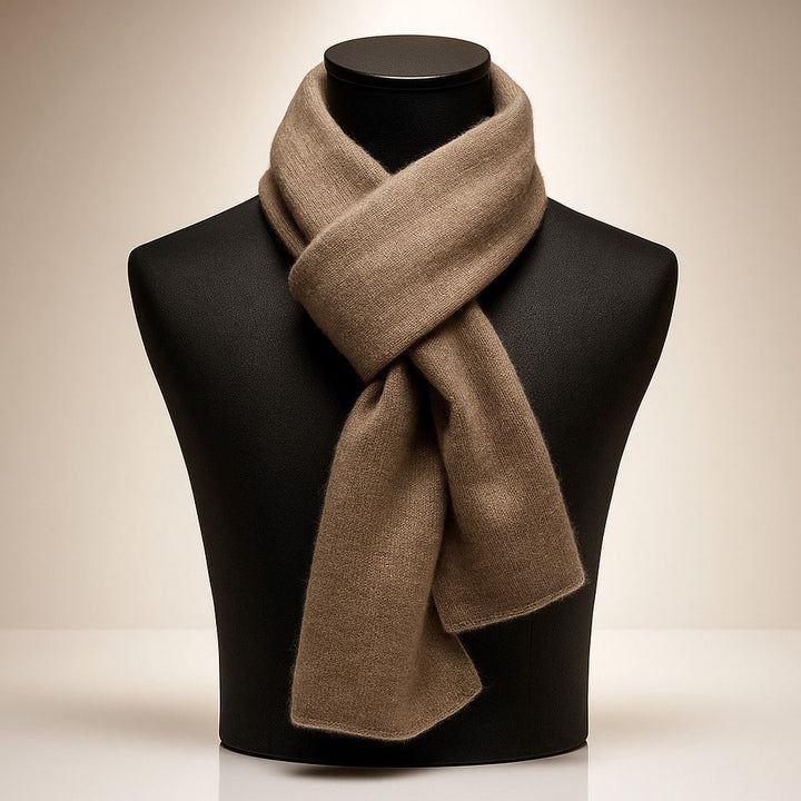 Sciarpa invernale unisex in maglia fine, calda e morbida, con bordo arrotolato. Accessorio moda elegante e versatile.