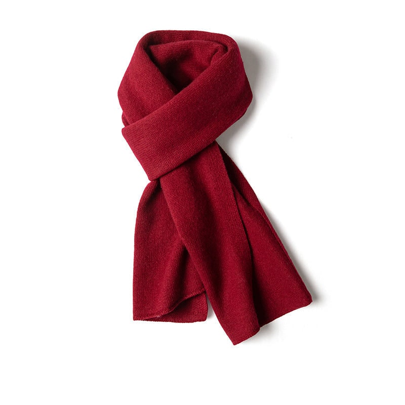 Primo piano: sciarpa invernale unisex in maglia fine, evidenzia texture morbida e il suo elegante bordo arrotolato.