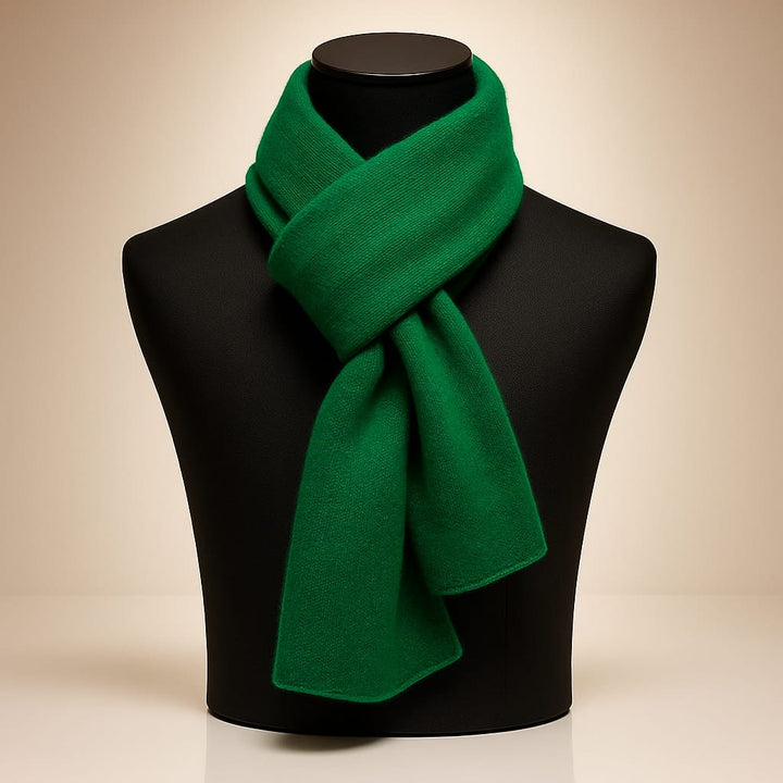 Sciarpa invernale unisex in maglia fine, calda e versatile. Ideale per un look a strati, con distintivo bordo arrotolato.