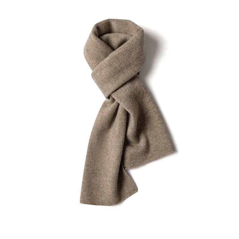 Calda sciarpa invernale unisex in maglia fine, morbida e versatile. Elegante accessorio moda con bordo arrotolato.