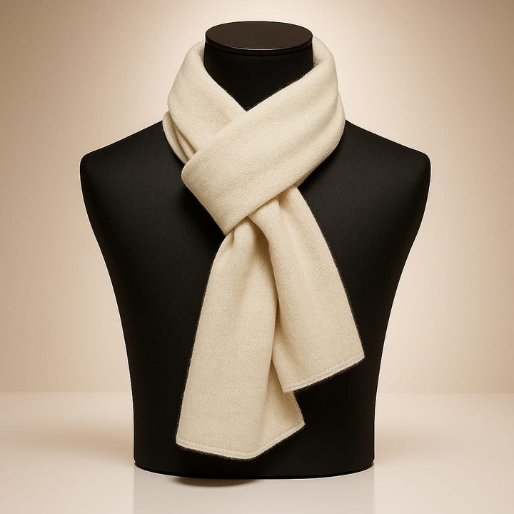 Morbida sciarpa invernale unisex in maglia fine, versatile e calda. L'accessorio perfetto con raffinato bordo arrotolato.