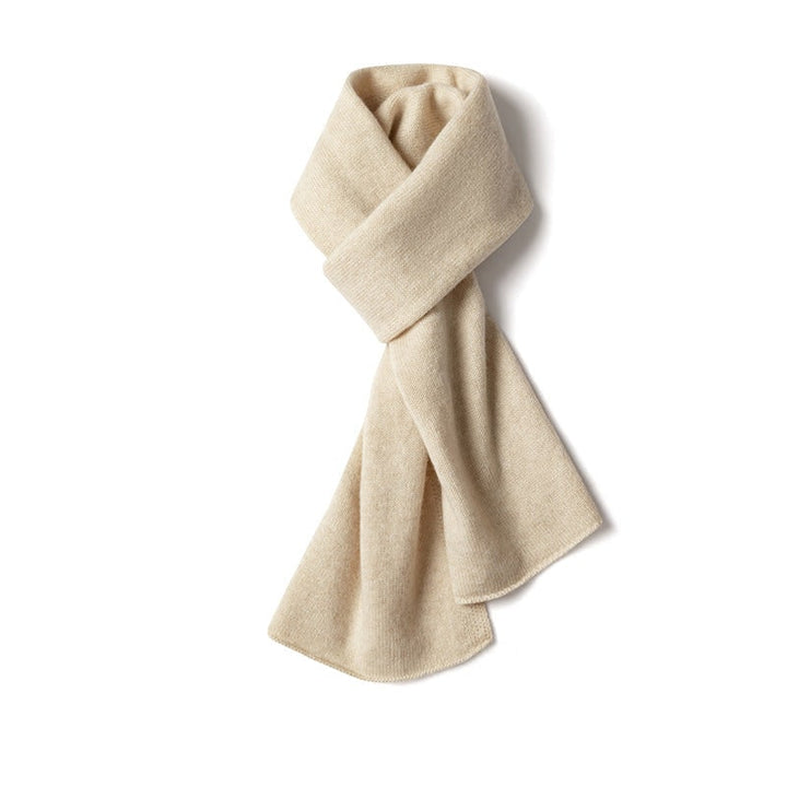 Sciarpa invernale unisex in maglia fine, morbida texture e caldo comfort. Bordo arrotolato, accessorio moda versatile.