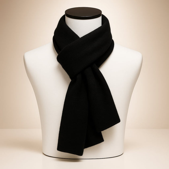 Accessorio moda unisex: sciarpa invernale in maglia fine, calda e morbida, con bordo arrotolato. Perfetta per il freddo.