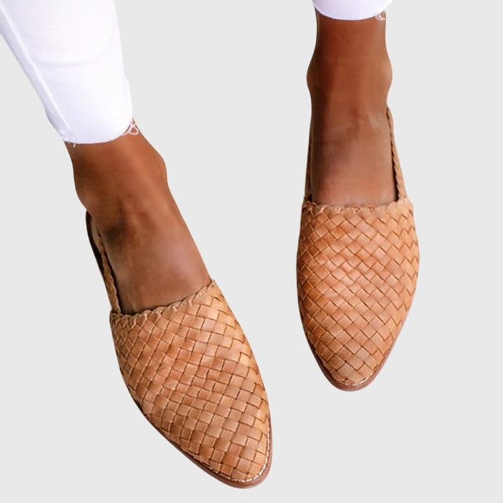 Mules piatte da donna con punta affusolata, ideali per comfort e stile quotidiano ed elegante.