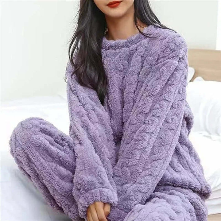 Pigiama donna pratico e caldo in pile, con maniche lunghe per l'inverno.