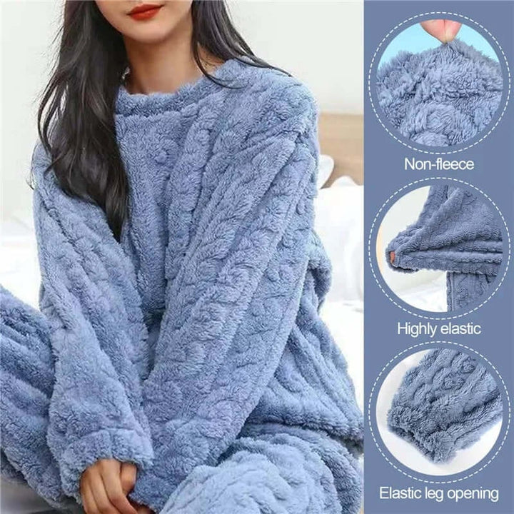 Morbidissimo pigiama donna in pile a maniche lunghe, ideale per dormire e rilassarsi in inverno.