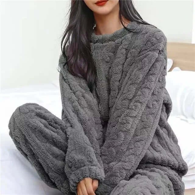 Elegante set loungewear donna in pile, perfetto per relax e abbigliamento casa.