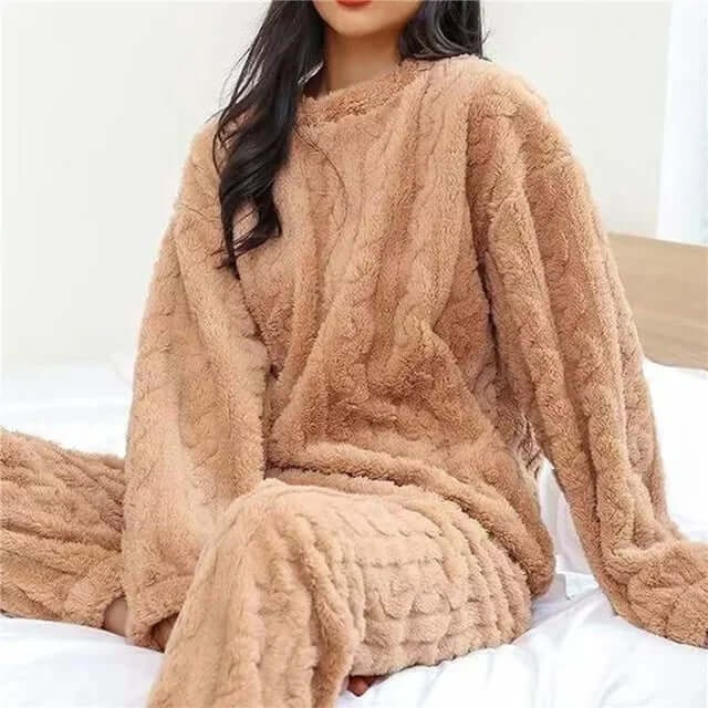 Comodo set pigiama donna in pile con maglia a maniche lunghe e pantaloni coordinati.
