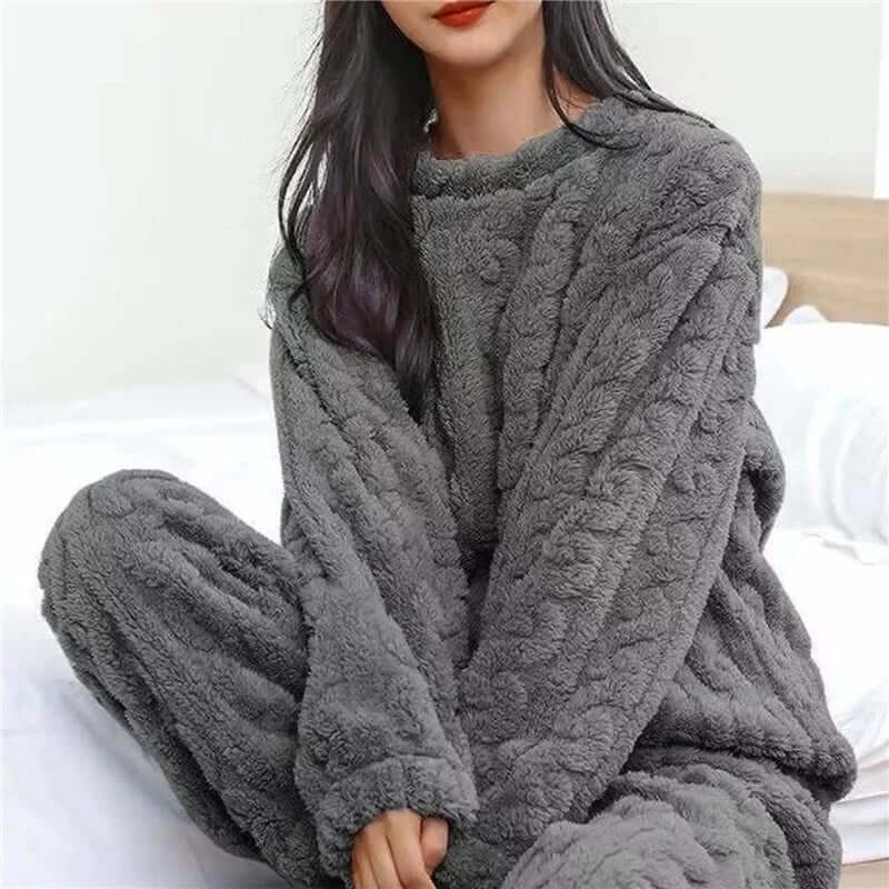 Pigiama donna in morbido pile a maniche lunghe, ideale per il massimo comfort e relax.