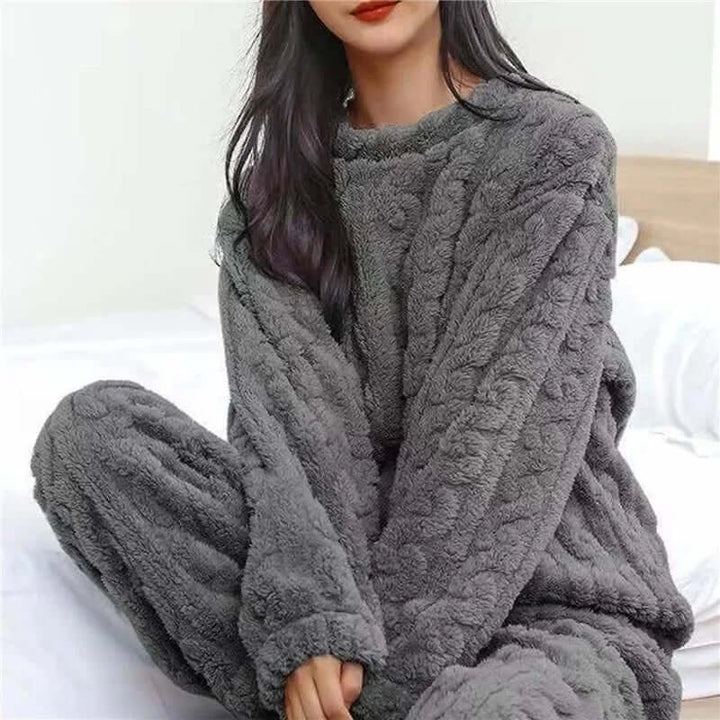 Pigiama donna in morbido pile a maniche lunghe, ideale per il massimo comfort e relax.