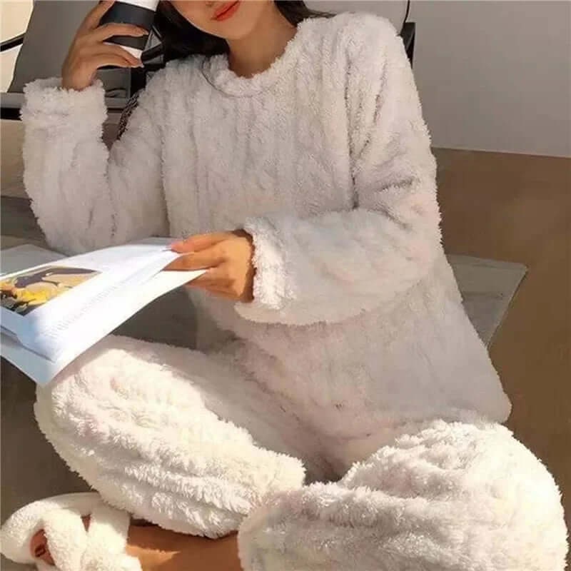 Lussuoso set pigiama donna in pile caldo, perfetto per le fredde notti invernali e il riposo.