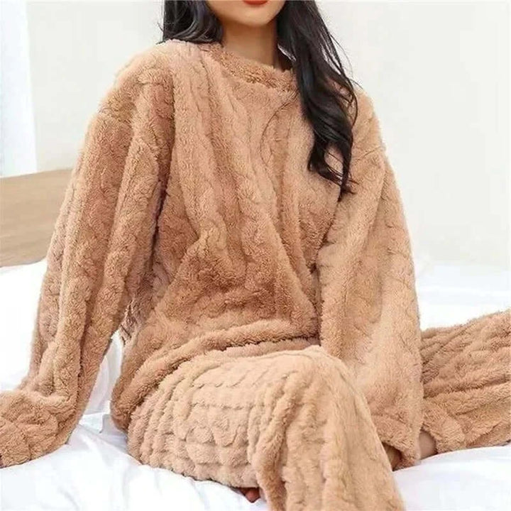 Set abbigliamento casa donna in pile, maniche lunghe, per un inverno accogliente e confortevole.