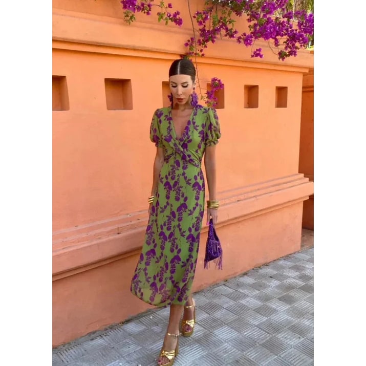Vestito midi floreale verde da donna con scollo a V profondo, ideale per l'estate. Moda casual chic primavera.