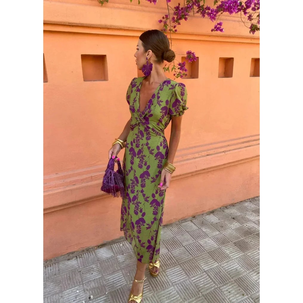 Elegante vestito midi floreale verde con allacciatura sul retro. Abito estivo donna con maniche a sbuffo, versatile.