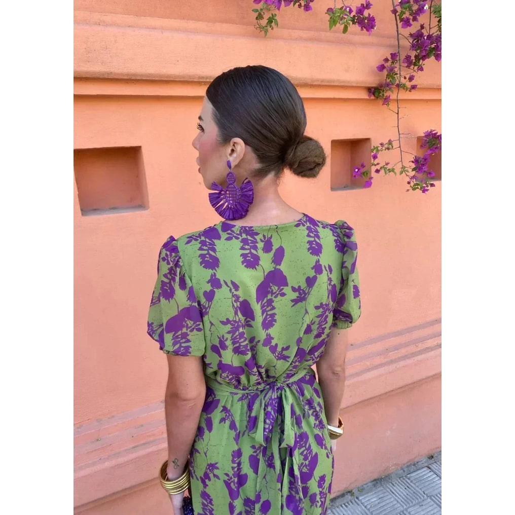 Abito estivo floreale verde da donna, midi, con profondo scollo a V. Eleganza casual chic per primavera estate.