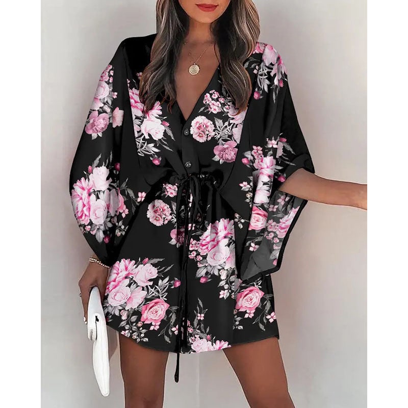 Donna indossa mini vestito floreale, vita regolabile, maniche a pipistrello, nuova moda estiva.