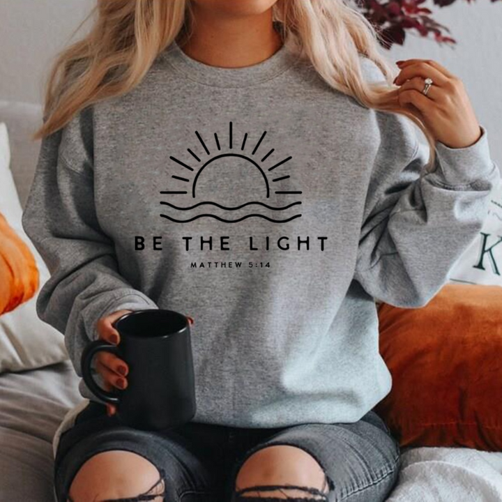 Felpa donna girocollo comoda con grafica sole onda. Ideale per streetwear o un look primaverile versatile.