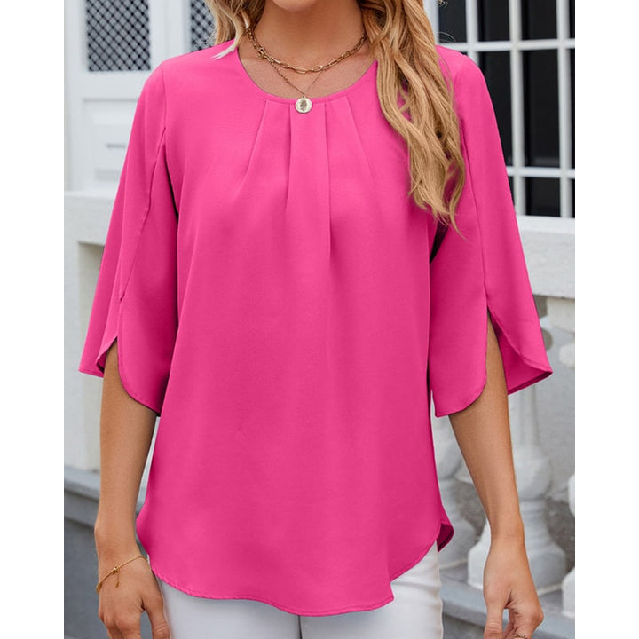 Camicetta femminile casual chic con scollo pieghettato e dettaglio chiave sulla schiena. Ideale per l'ufficio.