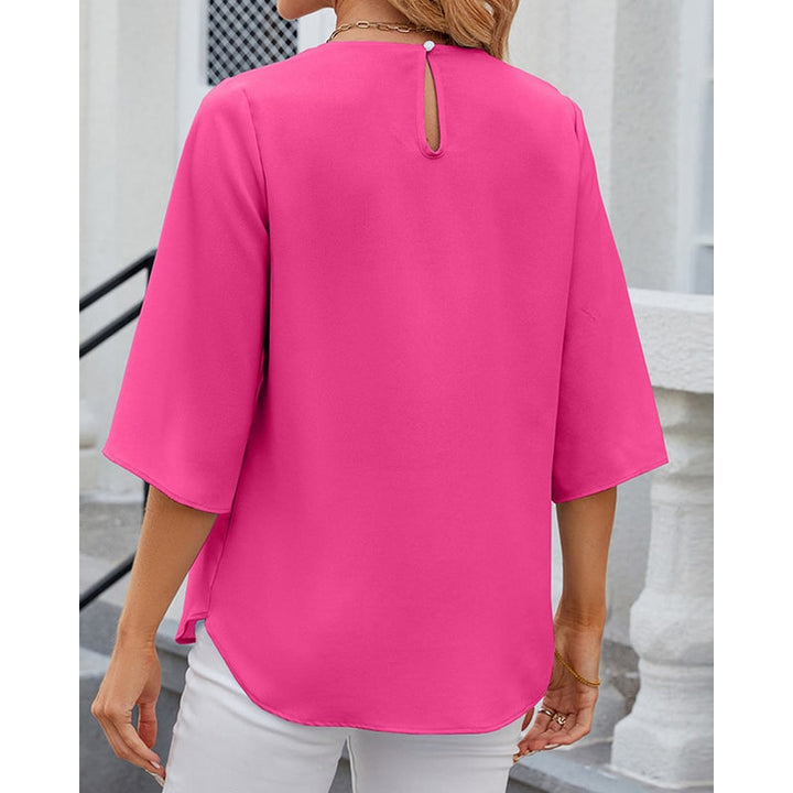 Top donna versatile a mezza manica, design con scollo plissettato e schiena aperta. Look primaverile.