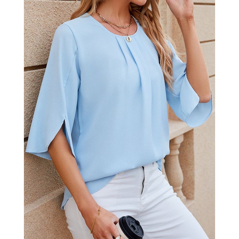 Blusa elegante da donna, mezze maniche, scollo a pieghe. Dettaglio raffinato di apertura sulla schiena. Moda ufficio.