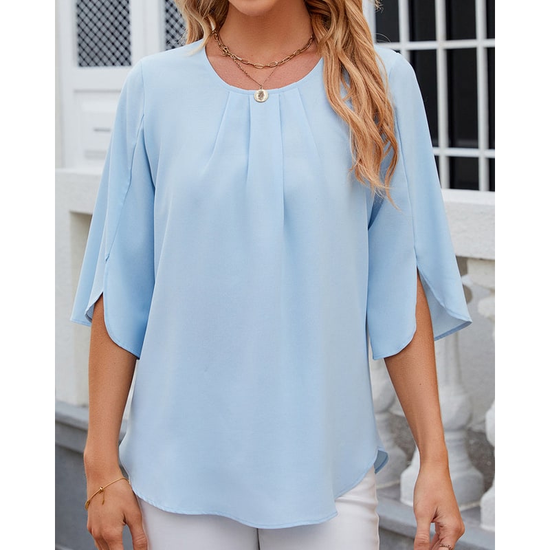 Abbigliamento femminile: blusa a mezze maniche con scollo plissettato e apertura sulla schiena, stile casual elegante.