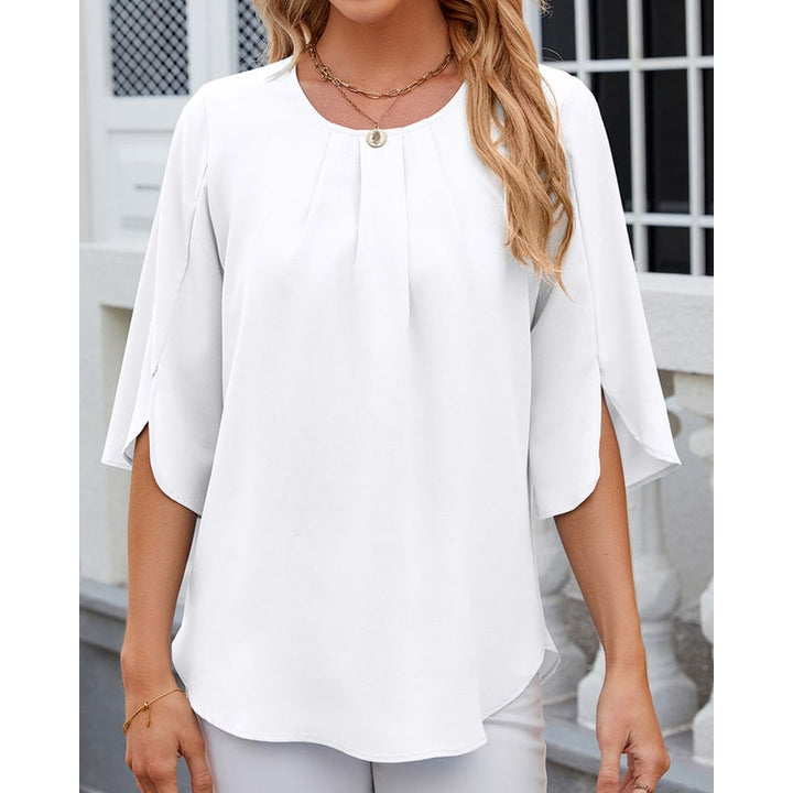 Camicetta chic da donna con maniche corte, scollo pieghettato e schiena con dettaglio a goccia. Versatile.