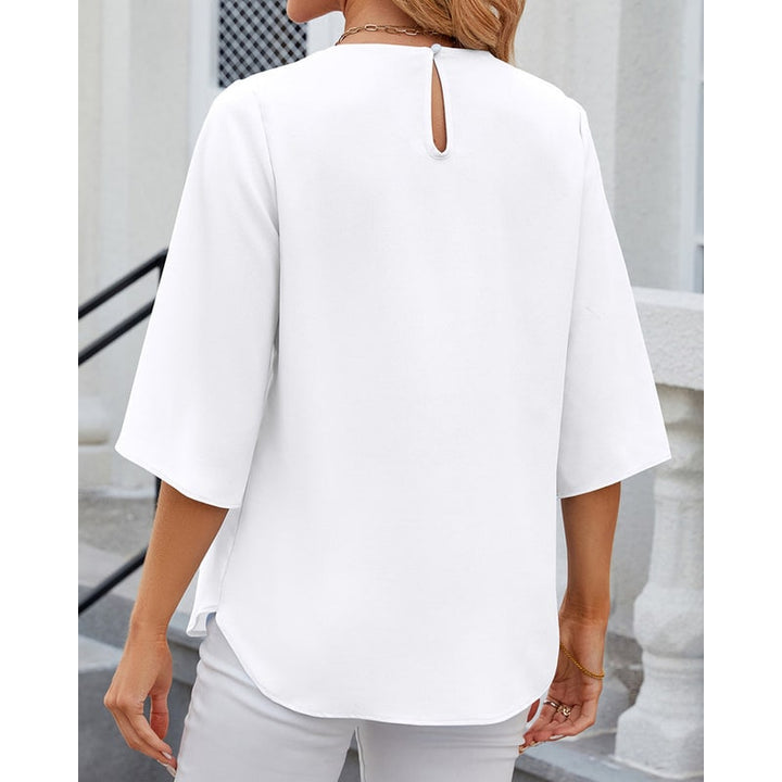 Blusa femminile moderna a mezze maniche, scollo a pieghe e apertura a chiave sulla schiena. Casual-elegante.