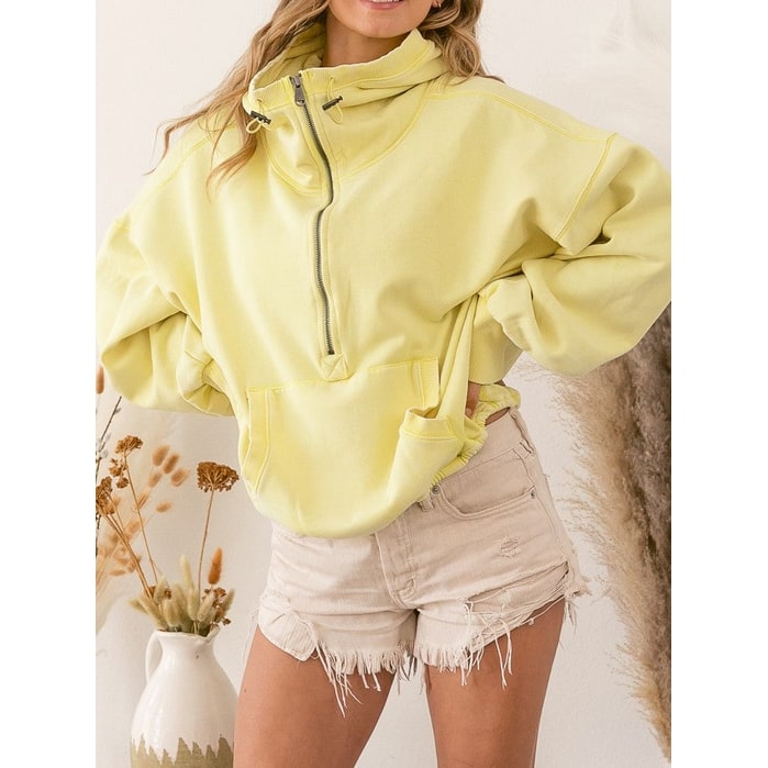Felpa donna oversize versatile con mezza zip, tasca a canguro, perfetta per layering o look sportivi.