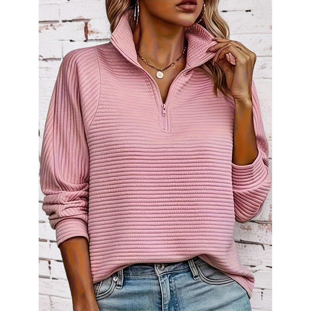 Felpa donna casual con mezzo zip e collo alto, lavorazione testurizzata per comfort e stile.