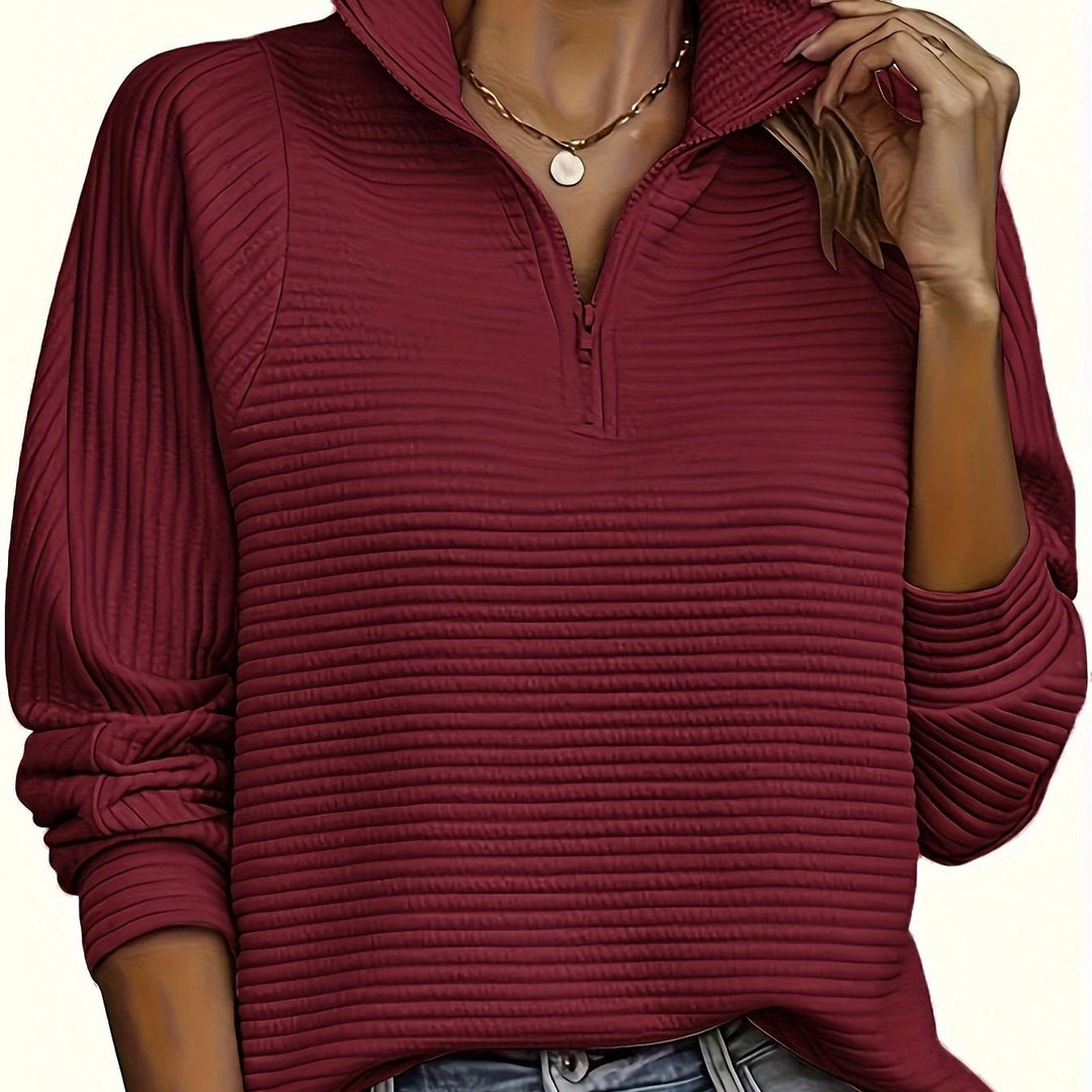 Abbigliamento casual donna: felpa con mezzo zip, collo alto testurizzato. Stile e praticità.