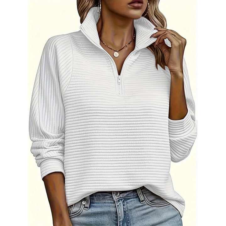 Pullover donna autunnale, collo alto e mezzo zip, tessuto testurizzato. Moda primavera casual.