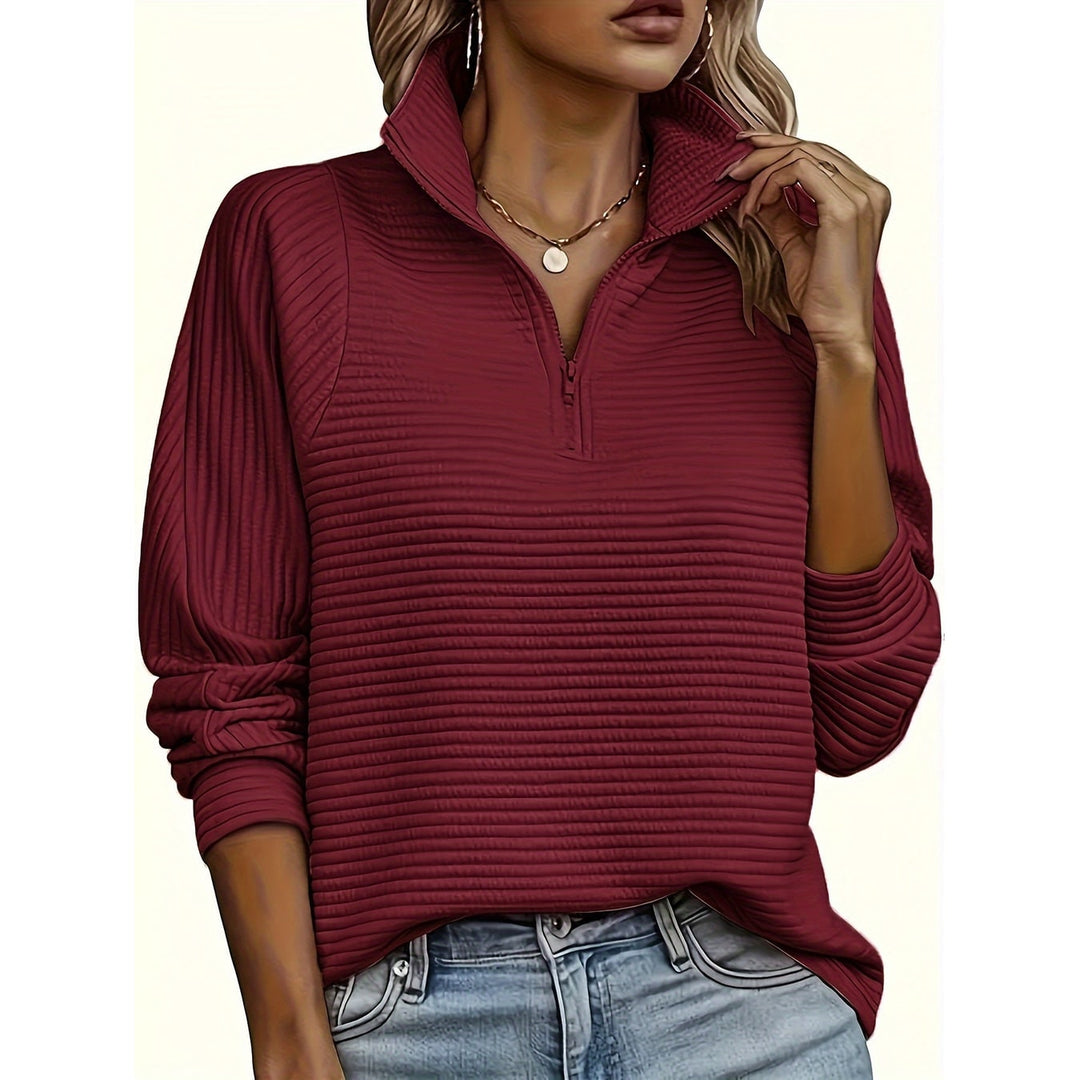 Felpa donna con collo alto e mezzo zip, testurizzata. Stile casual per autunno/primavera.